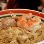 Pasta Alfredo con camarones