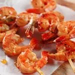 Brochetas de camarón
